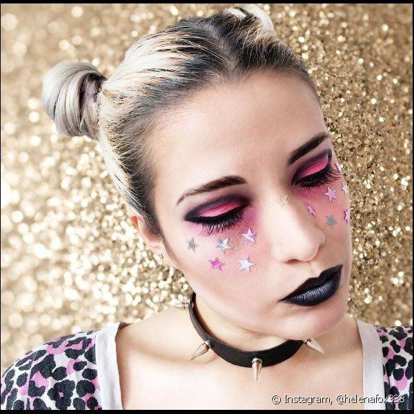 Na fantasia de Carnaval, as aplica??es de estrelas nas ma??s do rosto podem combinar com as cores da make dos olhos (Foto: Instagram @helenafox333)